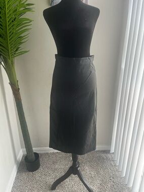 Sleek Black Midi Skirt - Minimalist Everyday Style